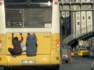 İstanbul Beykoz'da otobüsün arkasında tehlikeli yolculuk