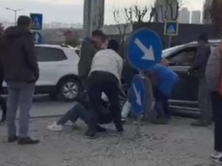 İstanbul Başakşehir'de gasp şüphelileri 100 metre sonra para dolu çanta ile yakalandı