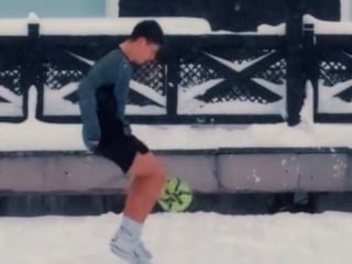 Arda Güler ve Yiğit Efe Demir karda futbol oynadı