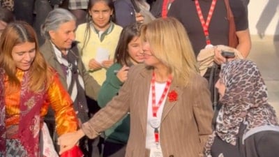 Halayda başörtülü kadının elini bırakan Gülben Ergen'den açıklama