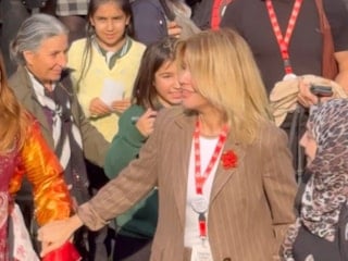 Halayda başörtülü kadının elini bırakan Gülben Ergen'den açıklama