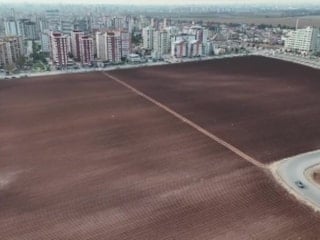 Adana'da yüksek binaların gölgesinde tarım