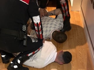 İstanbul'da otel odasına baskın: Yatağın altında kalaşnikof bulundu