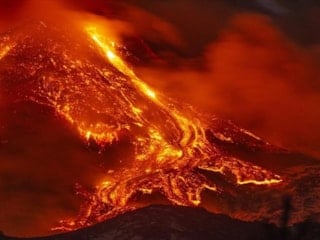 Etna Yanardağı uyandı: Lavlar 400 metreye yükseldi