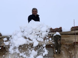 Erzincan'da vatandaşların kar küreme mesaisi