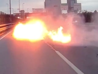 Şişli'de otomobilin bariyerlere çarpıp, motorunun alev alması kameraya yansıdı