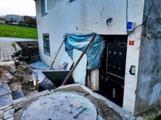 İstanbul'da faciadan kıl payı dönüldü: Araç eve daldı