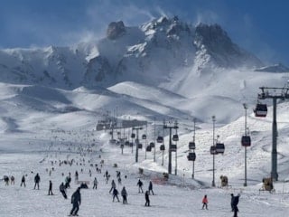 Erciyes, kayakseverlerin akınına uğradı