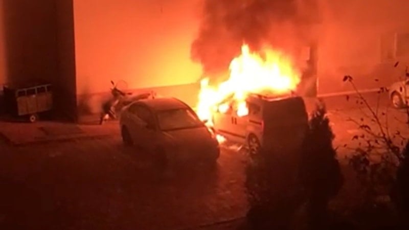 Samsun'da park halindeki otomobilden alevler yükseldi