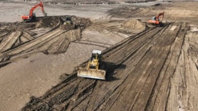 Irak kum fırtınalarına karşı alarmda: Çöle kil seriliyor