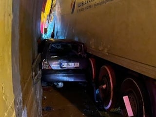 TEM Otoyolu Kocaeli geçişinde tünelde kaza: Otomobil tır ile duvar arasında sıkıştı