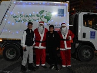 Kuşadası Belediyesi, çöp toplayıcılara Noel Baba kostümü giydirdi