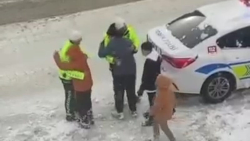 Van'da kar altında yürekleri ısıtan anlar: Kartopu oynadıkları polisleri sarılarak uğurladılar