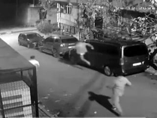 İstanbul'da iddiaya giren şahıslar park halindeki otomobillerin aynalarını kırdı