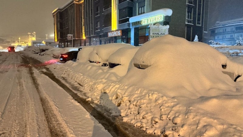 Karabük'te araçlar kar altında adeta kayboldu