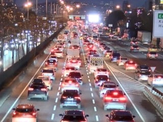 İstanbul'da haftanın ilk iş gününde trafik yoğunluğu yüzde 65'e çıktı