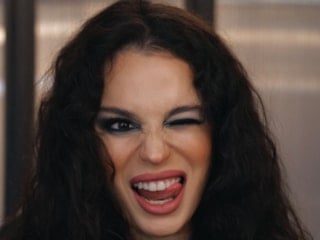 Sahnede korku dolu anlar! Aslı Bekiroğlu'nun kafasına kapı düştü