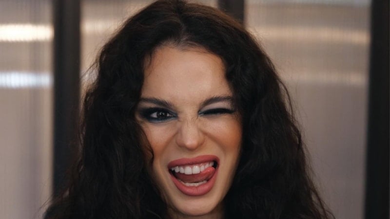 Sahnede korku dolu anlar! Aslı Bekiroğlu'nun kafasına kapı düştü