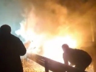 Sivas'ta yangın söndürmek için kar taşıdılar