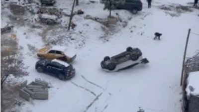Malatya'da kayan araç park halindeki aracı devirdi