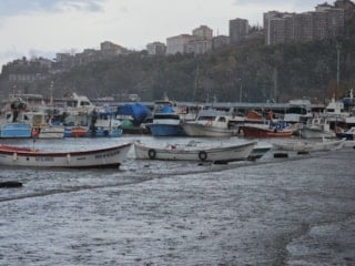 Zonguldak'ta deniz taştı, kardan 81 köy yolu kapandı