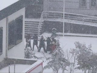 Diyarbakır'da öğrenciler karın keyfini okul hoparlöründen çalınan oyun havasıyla çıkardı