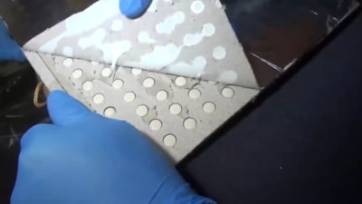 İstanbul'da mezuniyet keplerine gizlenmiş 53 bin adet uyuşturucu ele geçirildi