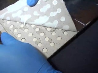 İstanbul'da mezuniyet keplerine gizlenmiş 53 bin adet uyuşturucu ele geçirildi