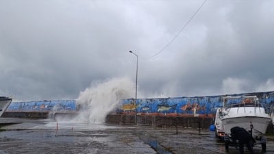 Akçakoca’da fırtına etkisi: Dalga boyu 5 metreye yaklaştı