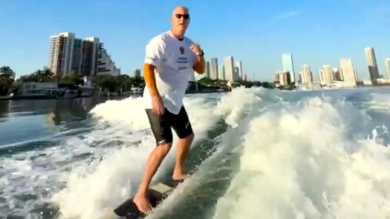 Rus özel elçisi Kirill Dmitriyev'den Miami'de sörf videosu