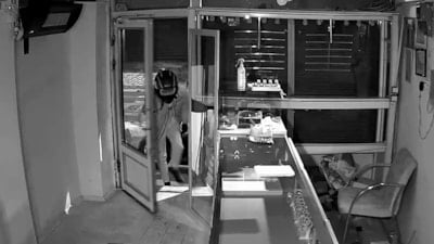 Iğdır'da motosiklet kaskı takan hırsız, kuyumcu dükkanından 5,5 kilo altın çaldı