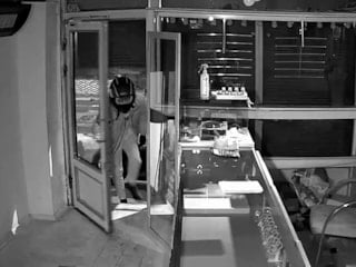 Iğdır'da motosiklet kaskı takan hırsız, kuyumcu dükkanından 5,5 kilo altın çaldı