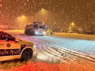 Yoğun kar nedeniyle D-100 Gerede–Karabük arası trafiğe kapatıldı