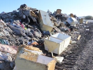 Adana’da çöp ve molozlardan mahalleli şikayetçi