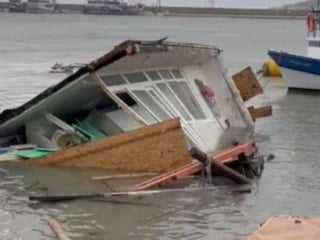 Sinop’ta fırtına alarmı: Dev dalgalar balıkçı barınağını yıktı