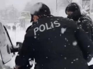 Siirt’te karda mahsur kalan öğrencilere polis yetişti
