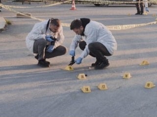 İstanbul'da otobüs durağında bir kız öğrenciye silahlı saldırı