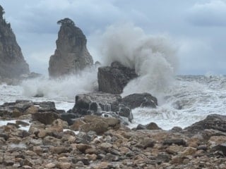 Karadeniz’de fırtına dehşeti: Dalgalar kayalıkları aştı