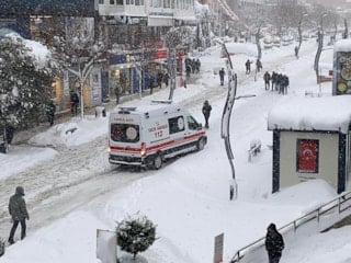 Bolu’da kar engeline takılan ambulansın zorlu mücadelesi