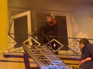 Çorum'da apartmanda çıkan yangında 10 kişi dumandan etkilendi