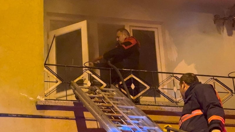 Çorum'da apartmanda çıkan yangında 10 kişi dumandan etkilendi