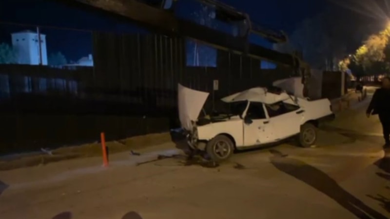 Çankırı'da kontrolden çıkan Tofaş inşaat sahasına uçtu