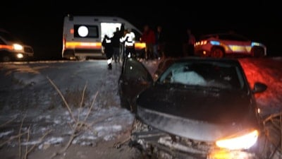 Nevşehir'de kontrolden çıkan otomobil kayaya çarparak durabildi