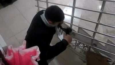 Manisa'da apartmandan ayakkabı hırsızlığı kameraya yansıdı