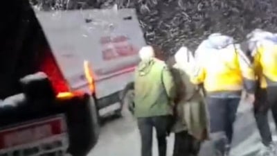 Hakkari'de kar engelini iş makineleriyle aştılar