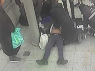 İzmir'de tren beklerken kalp krizi geçirdi: İlk müdahaleyi perondaki sağlıkçı yaptı