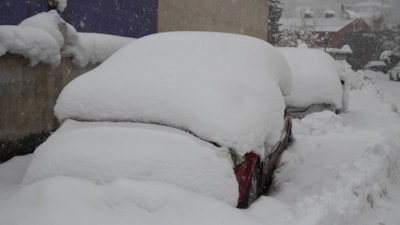 Şırnak'ta araçlar kar altında kayboldu