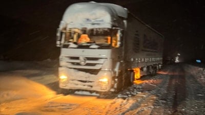 Kış lastiği olmayan tırlar Gerede-Karabük yolunu trafiğe kapattı