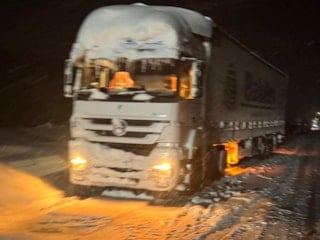 Kış lastiği olmayan tırlar Gerede-Karabük yolunu trafiğe kapattı