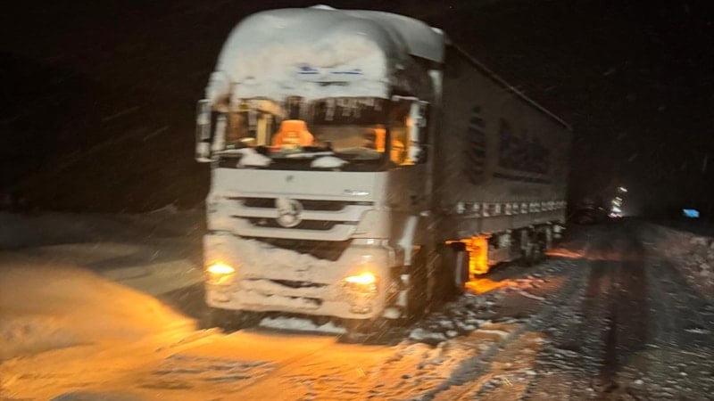 Kış lastiği olmayan tırlar Gerede-Karabük yolunu trafiğe kapattı